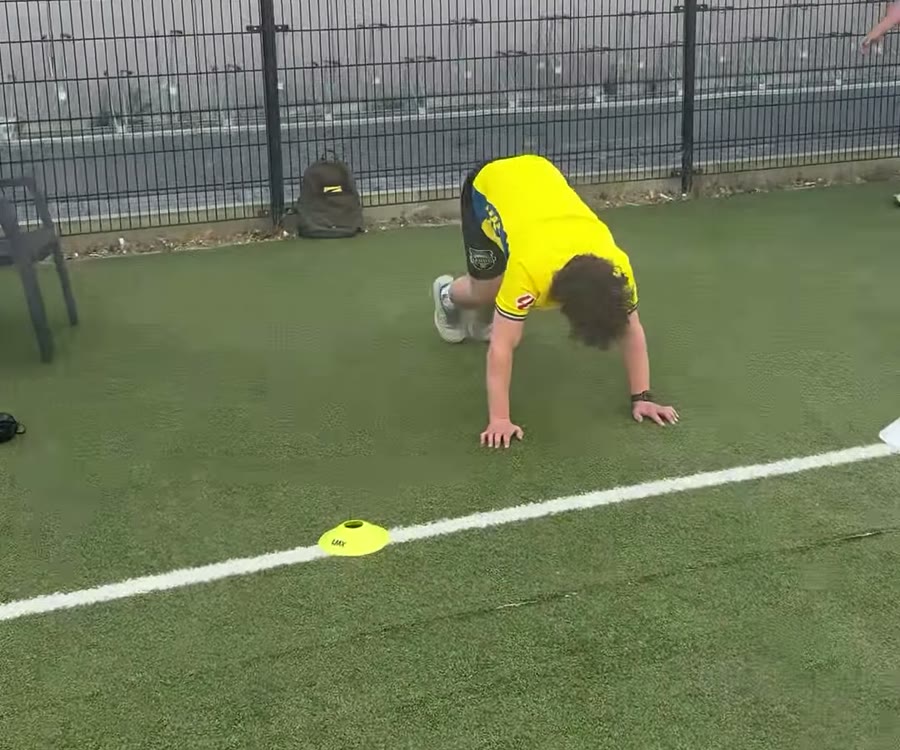Burpees op het buitenterrein tijdens Death by E5M